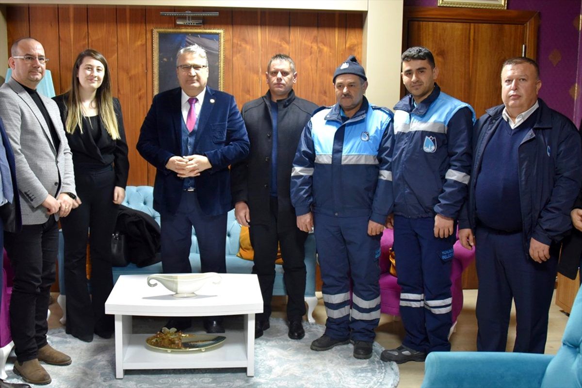 Manisa\'da temizlik işçileri buldukları 90 bin liralık çeki sahibine teslim etti