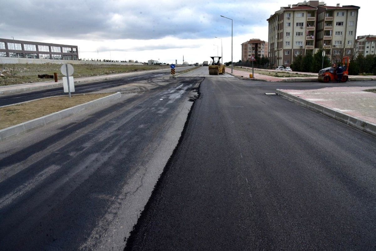Manisa Şehir Hastanesinin çevre yolları asfaltlanıyor