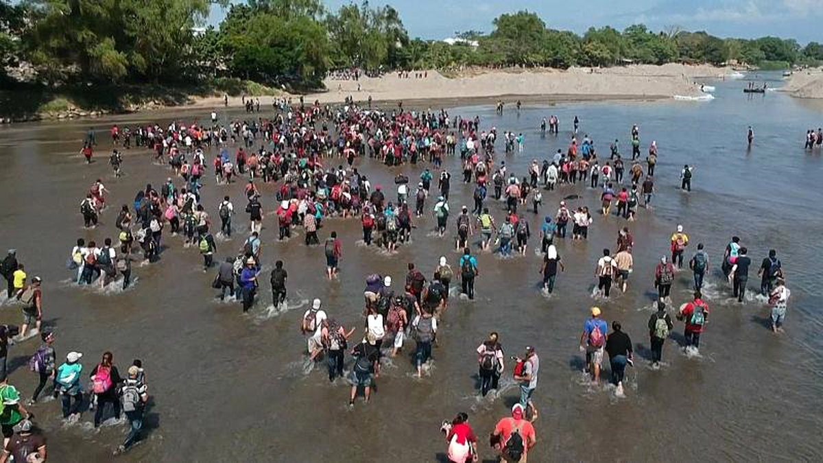 Meksika\'ya geçmek isteyen binlerce Guatemalalı göçmeni askerler durdurdu