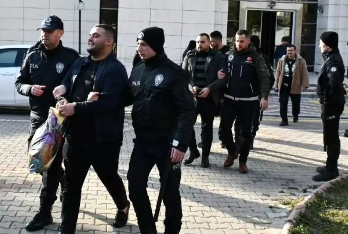 Otel odasında uyuşturucu haplarla yakalanan 4 kişi tutuklandı