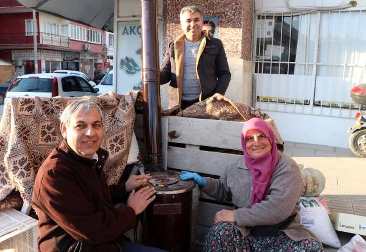 Pazara soba kurdular; hem ısınıyorlar hem de ürünlerini koruyorlar