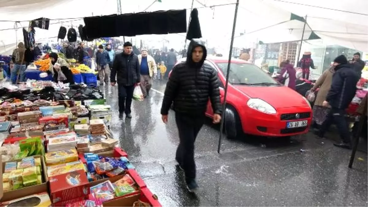 Semt pazarının ortasında otomobil engeli