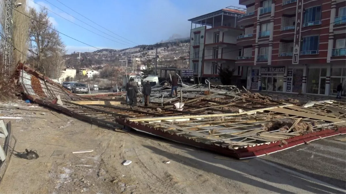 Şiddetli rüzgar 4 katlı binanın çatısını uçurdu