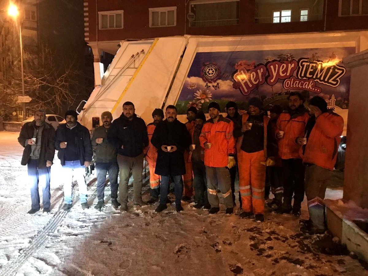 Soğuk havaya aldırmadan sokakları temizlerken türkü söyledi