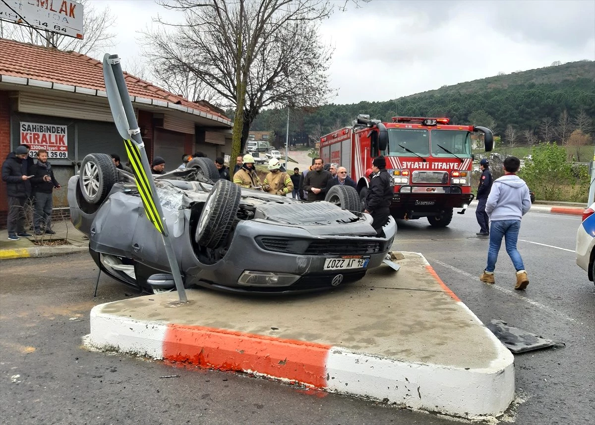 Sultanbeyli\'de takla atan aracın sürücüsü yaralandı