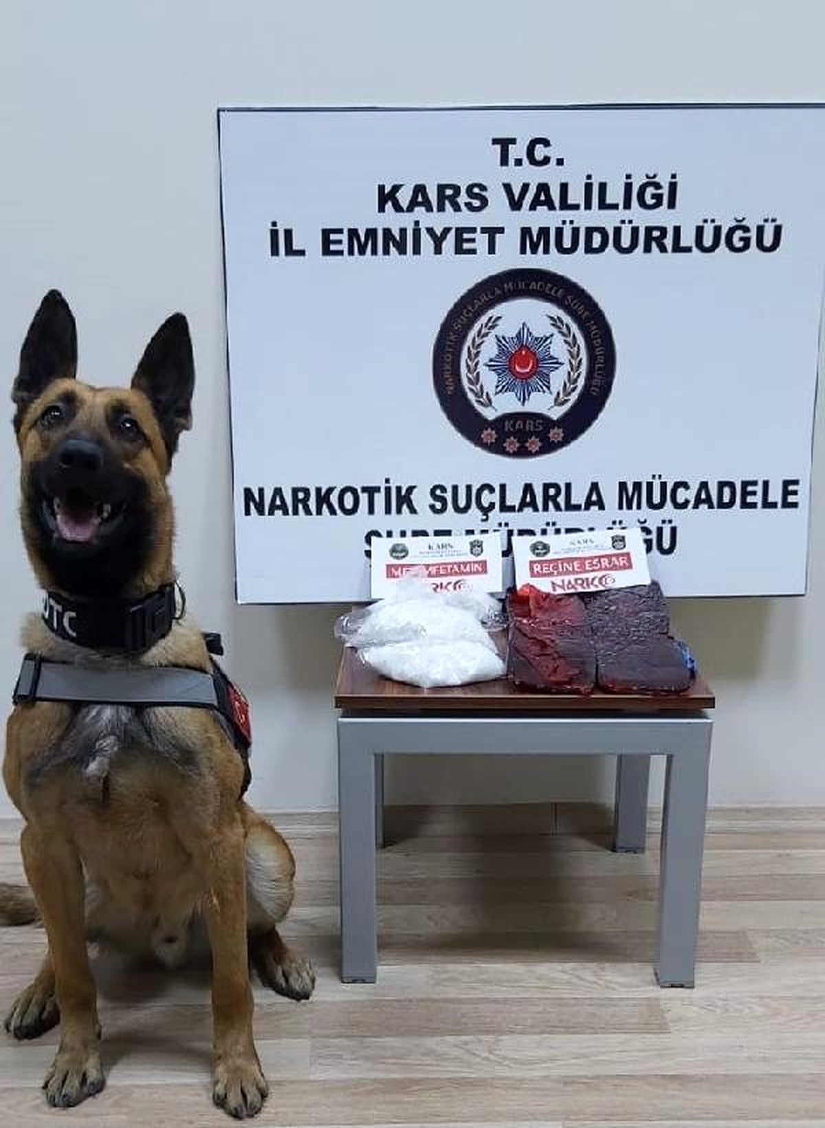 Şüphe üzerine durdurulan otomobilde 3 kilo uyuşturucu madde ele geçirildi: 4 gözaltı