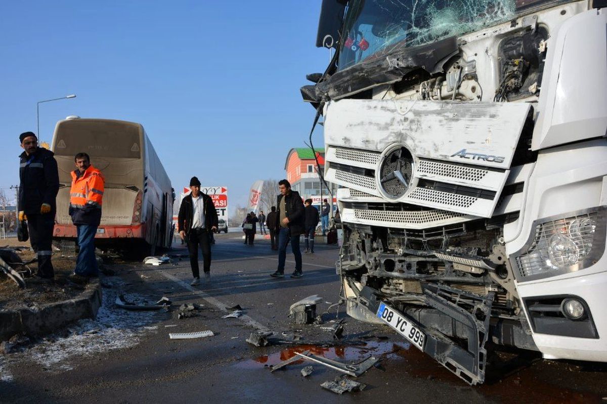 Tanker ile yolcu otobüsü çarpıştı, şans eseri yaralanan olmadı