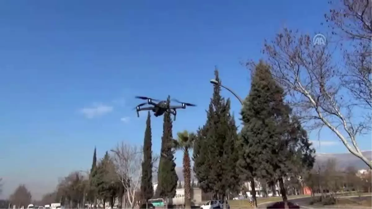 Trafik ekiplerinin drone denetimini izlerken kırmızı ışıktan geçti