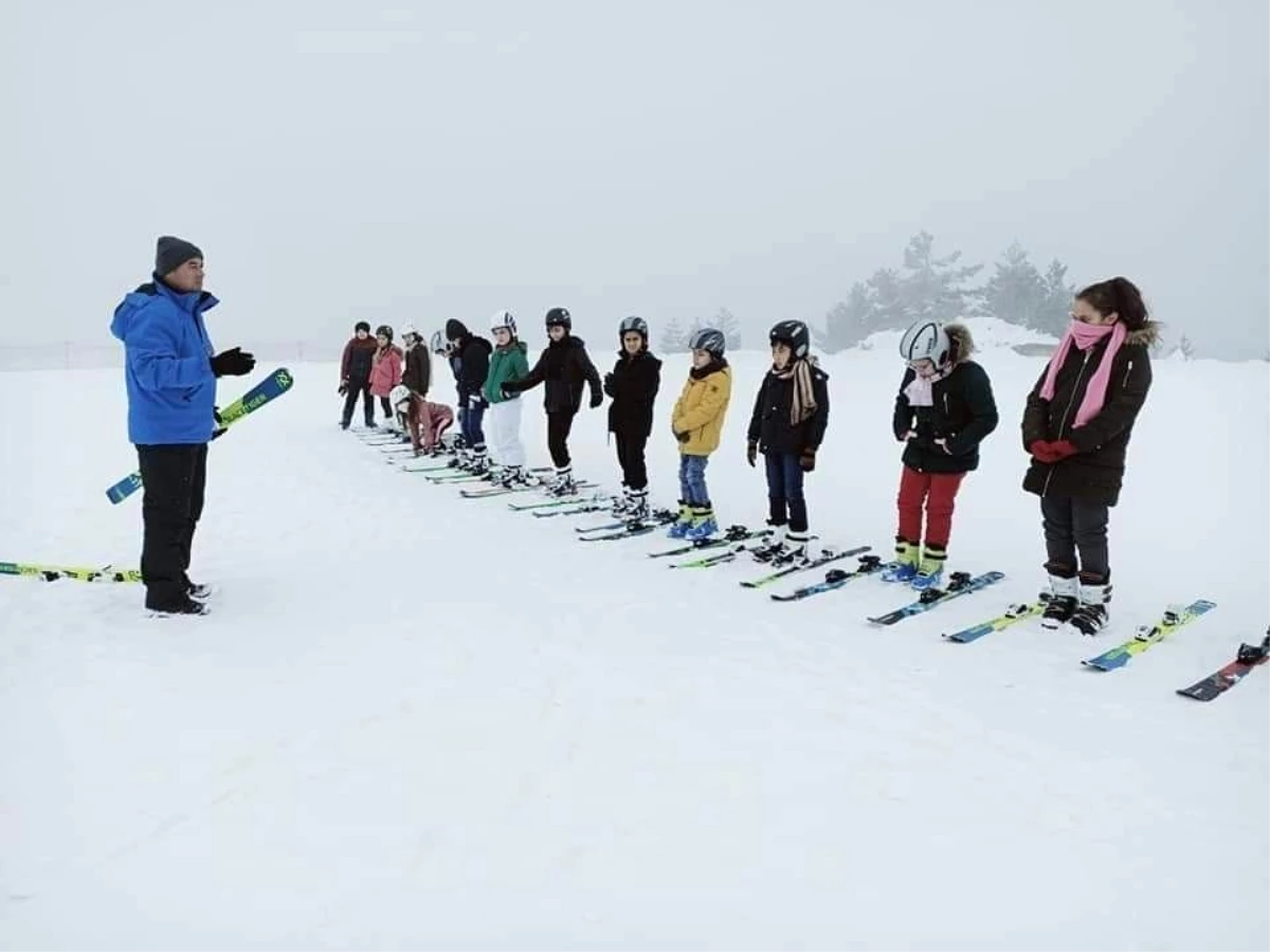 Türkiye\'nin 53. kayak merkezinde kayak eğitimi başladı