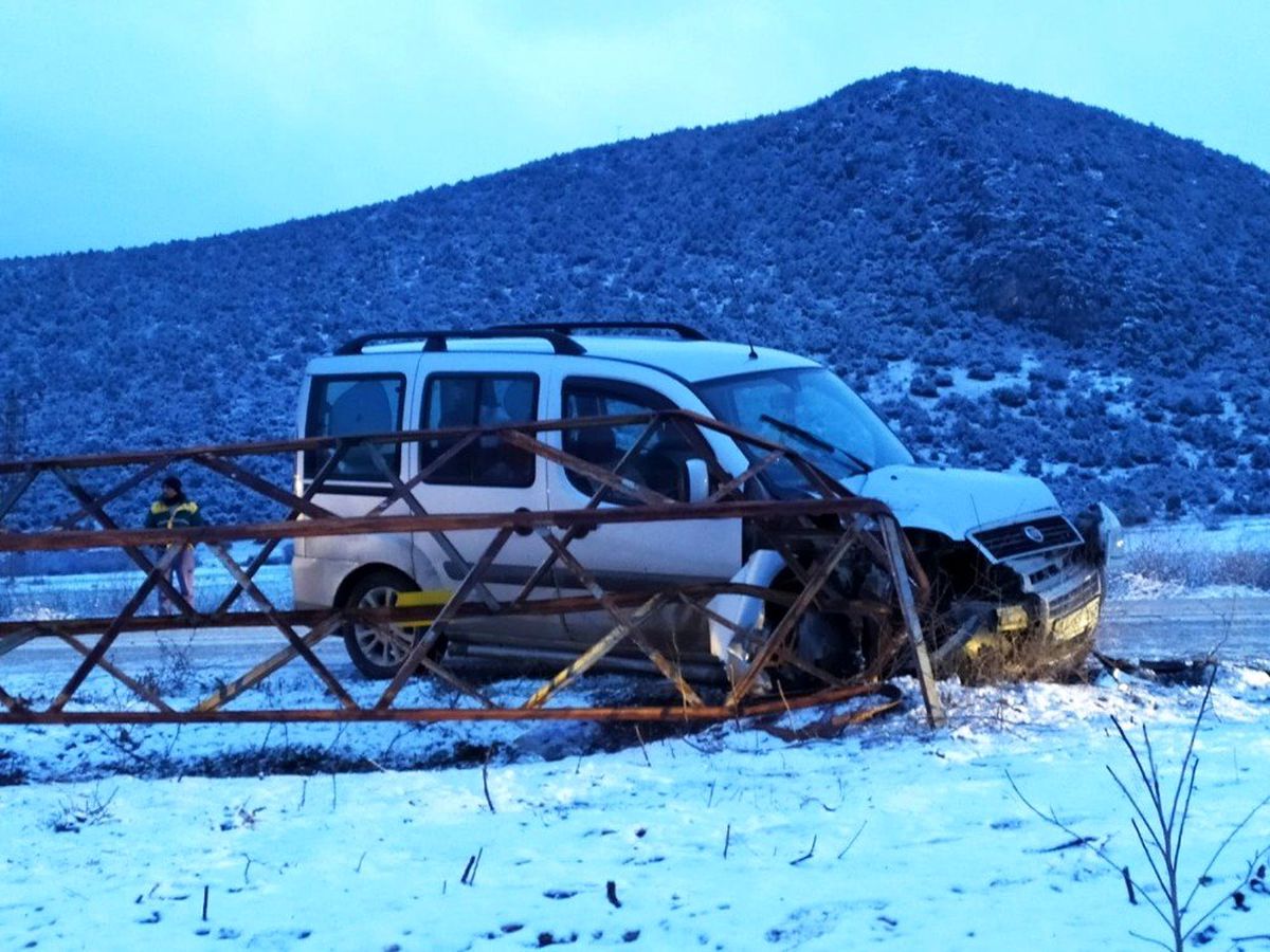 Yaşanan trafik kazası sonrası 7 köy elektriksiz kaldı, yol ulaşıma kapandı