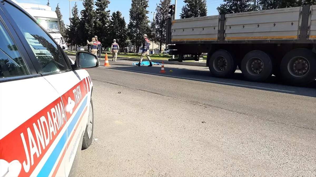 Yolun karşısına geçerken tırın ezdiği kadın öldü