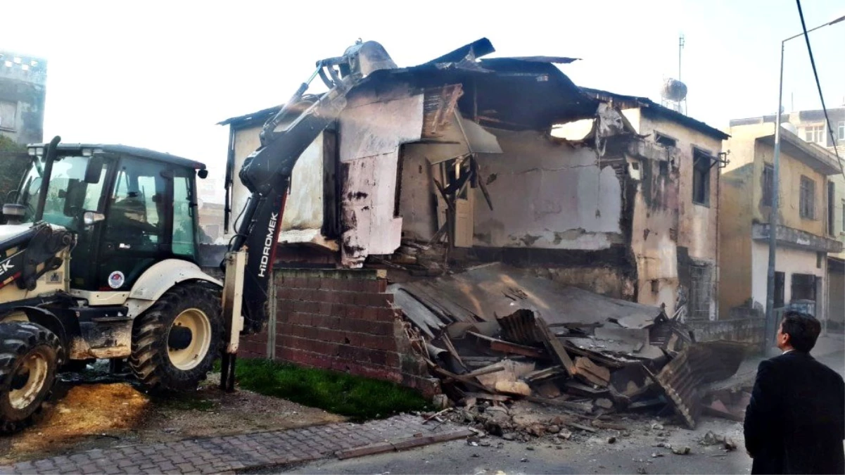 Akdeniz ilçesinde metruk binaların yıkımı sürüyor