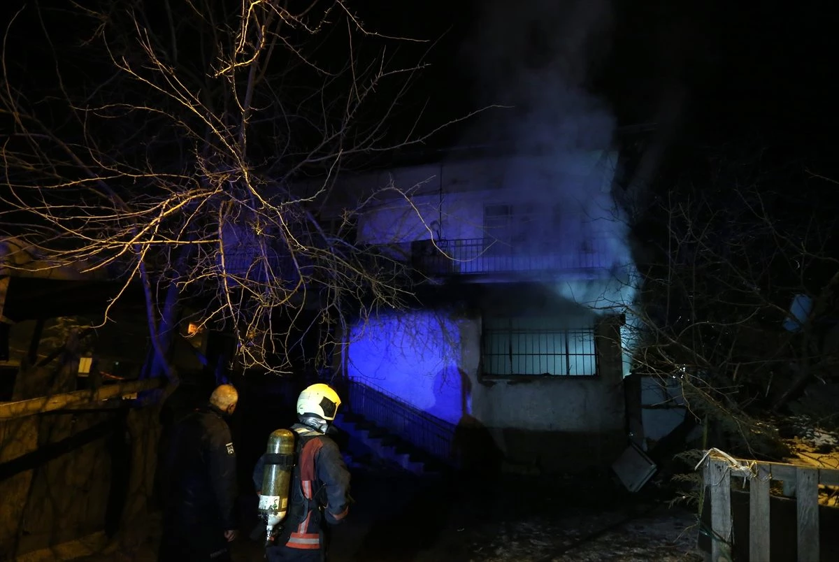 Ankara\'da yangında mahsur kalan 4 kişiyi bekçiler kurtardı
