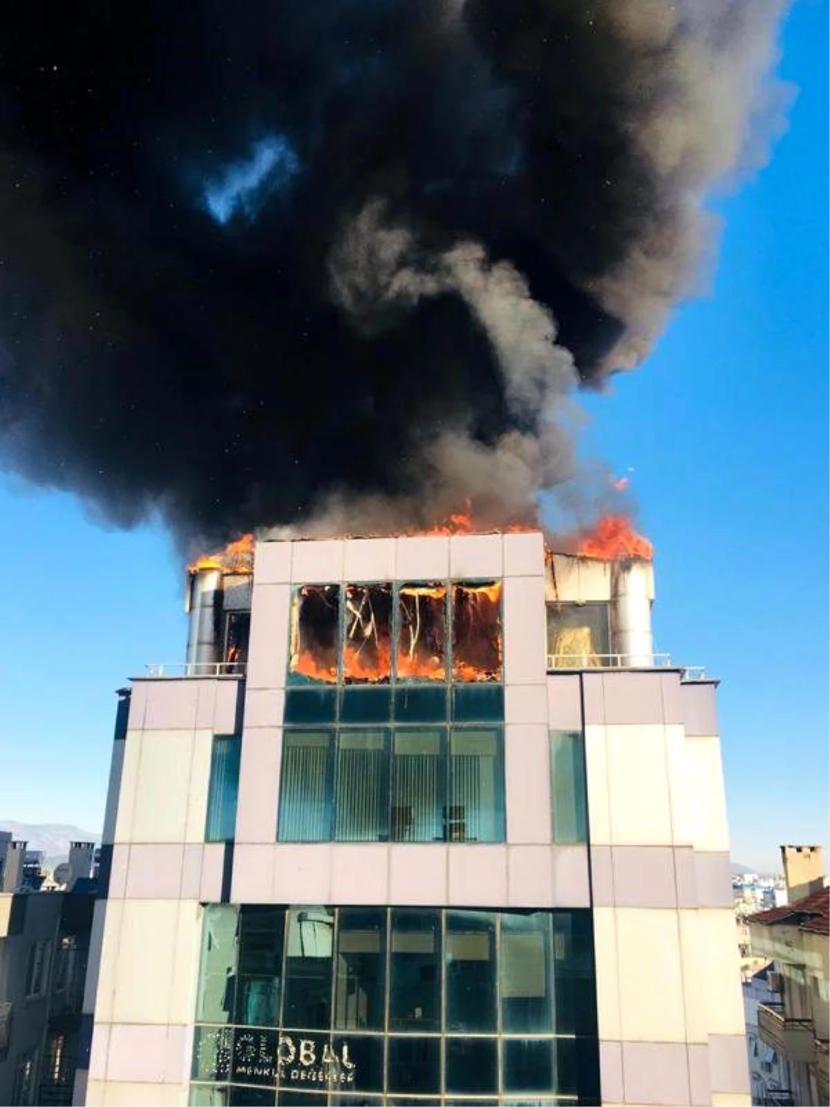 Antalya\'da, iş merkezinin çatı katında yangın (1)