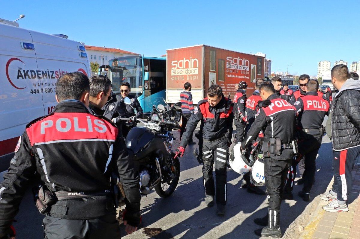 Antalya\'da trafik kazasında 2 polis memuru yaralandı