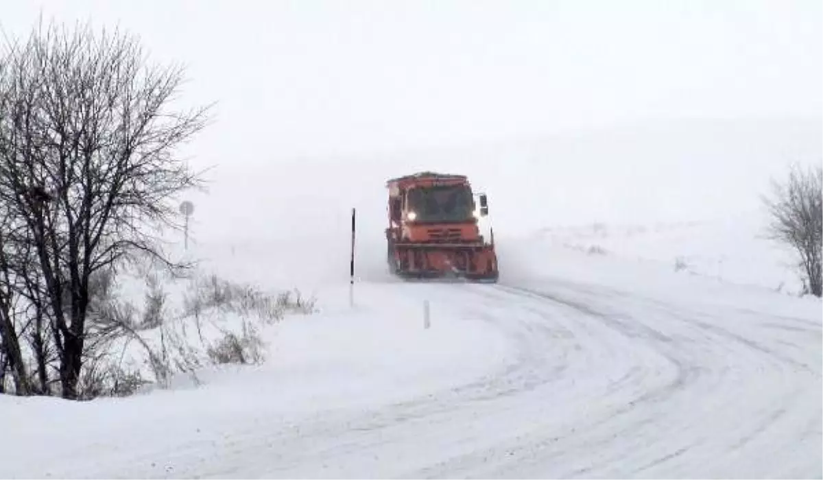 Ardahan\'da kar ve tipi ulaşımı aksattı