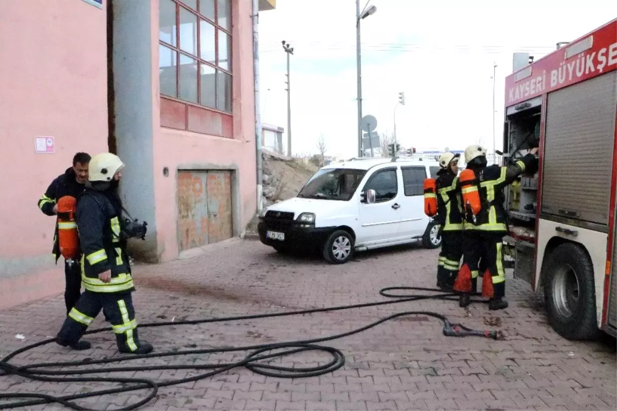 Balkonda çıkan yangını itfaiye ekipleri söndürdü