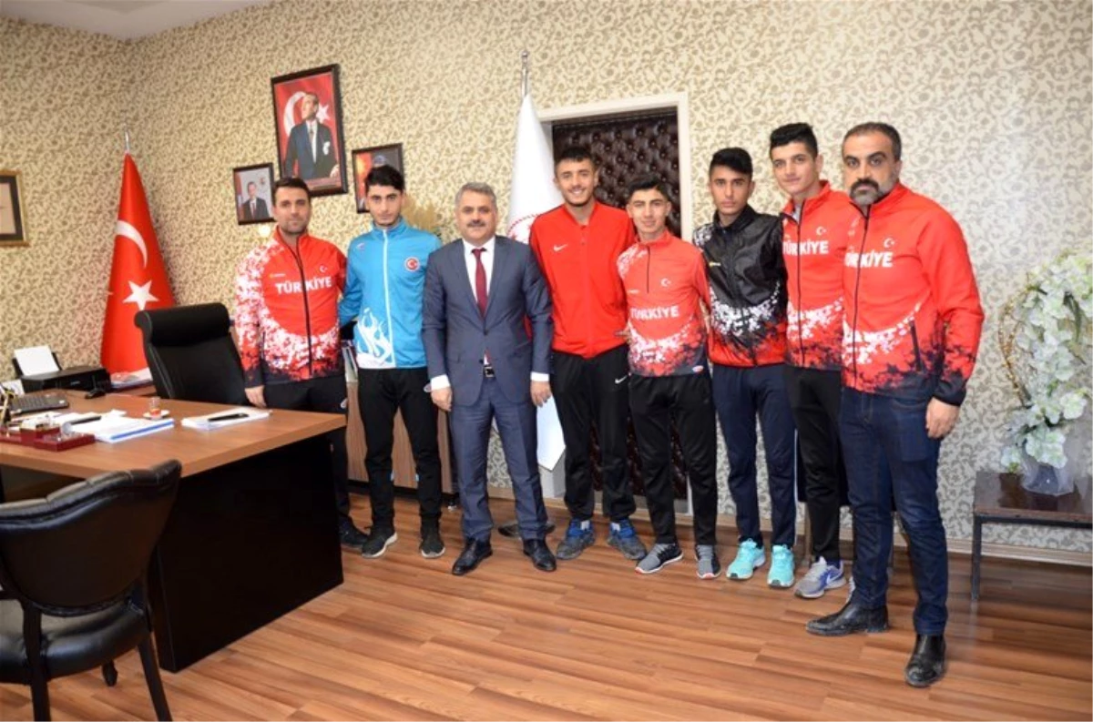 Başarılı atletlerden Gençlik Spor İl Müdürü Kayhan\'a ziyaret