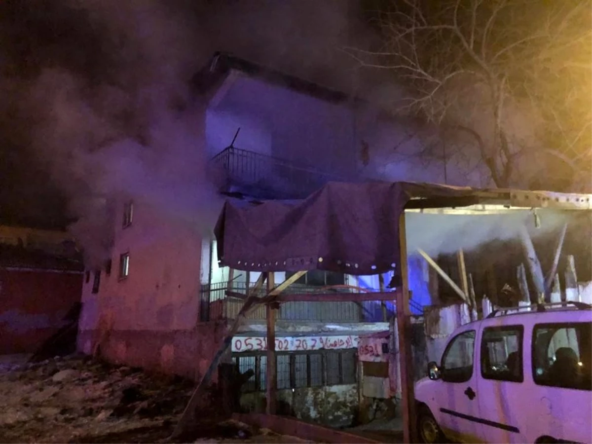 Başkent\'te 2 katlı evde yangın: 4 yaralı