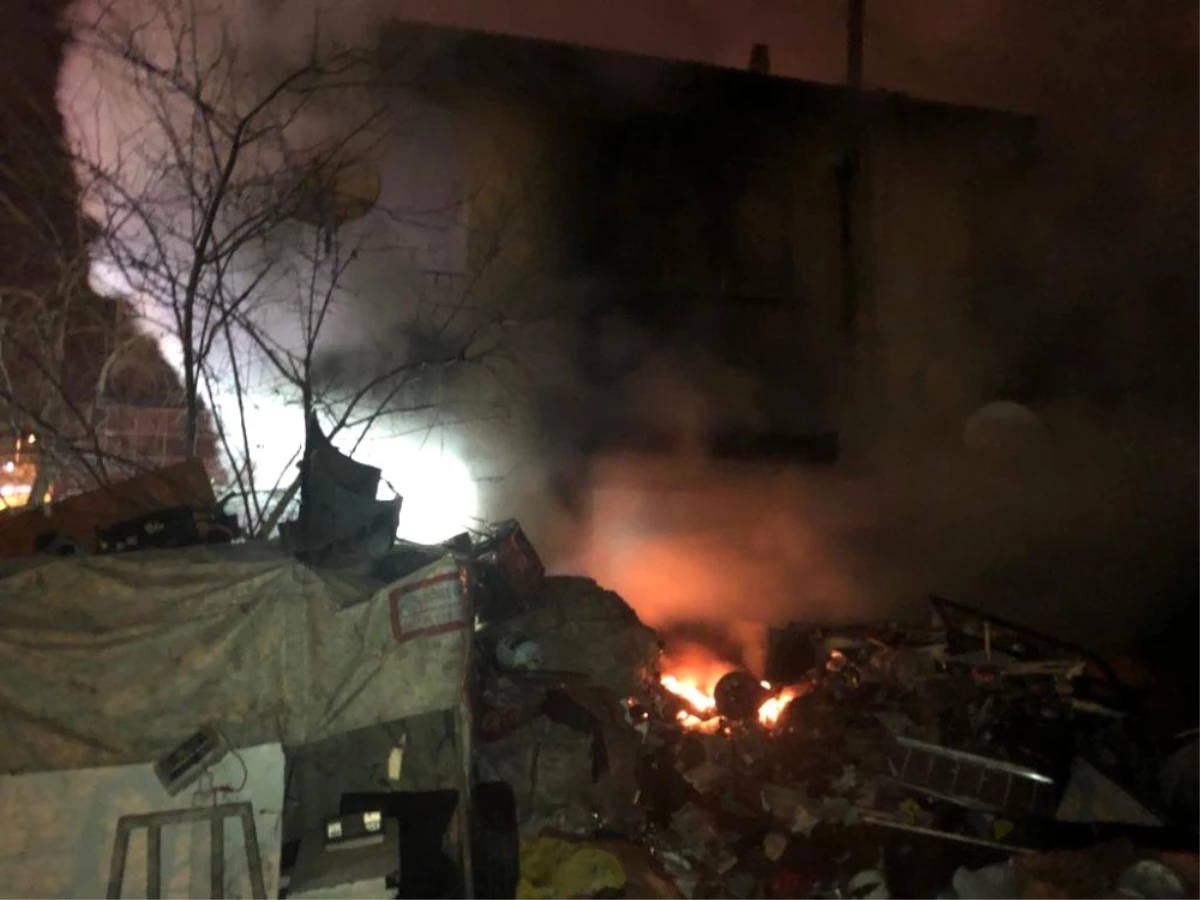 Başkent\'te 2 katlı evde yangın çıktı: 4 yaralı