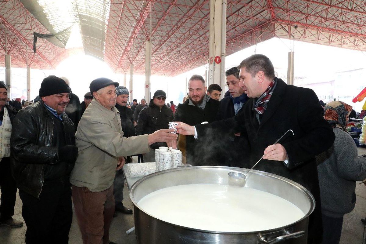 Burdur\'da pazar esnafına sıcak süt