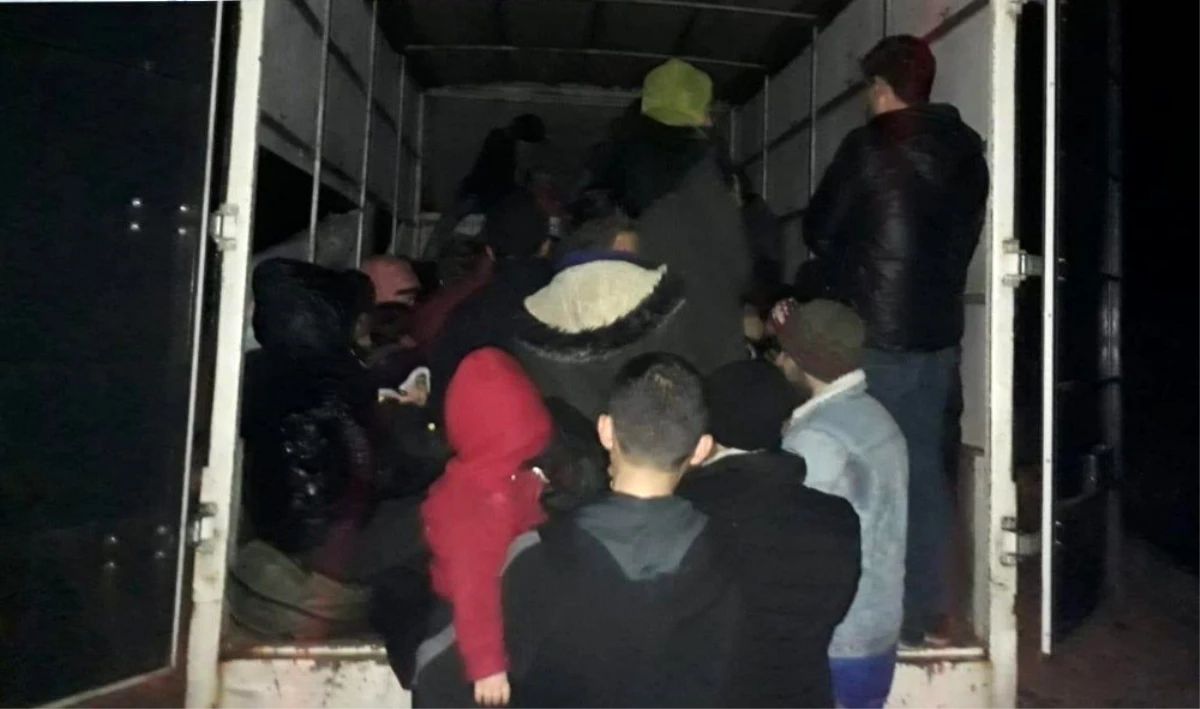 Çanakkale\'de durdurulan kamyonetten 65 mülteci çıktı