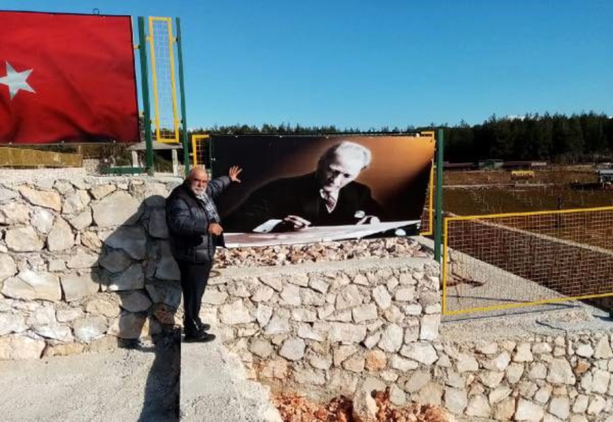 Çiftliğin tel örgülerine asılı Atatürk posterini indirmek istediler