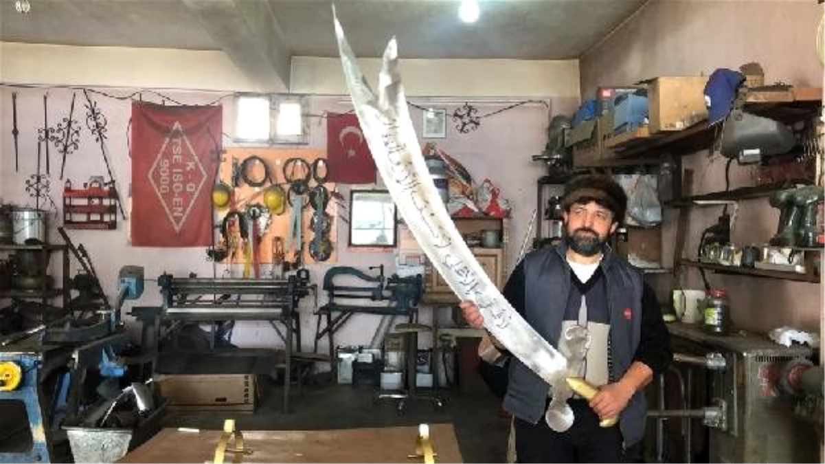 Demirci ustasının yaptığı 4 kiloluk \'Zülfikar\' kılıcını gazeteciler tutmakta zorlandı