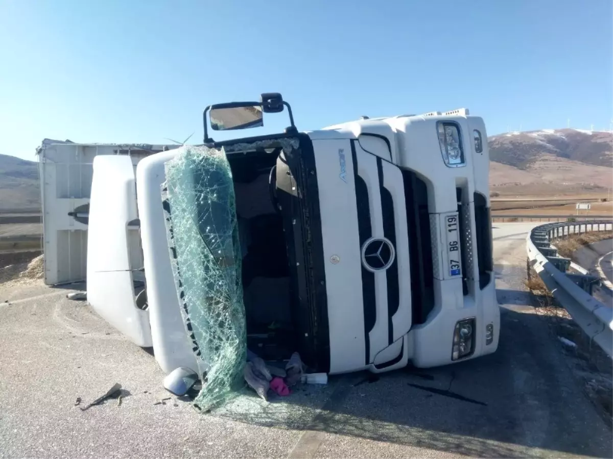 Dinar\'da kontrolden çıkan tır bariyerlere çarparak durabildi: 2 yaralı