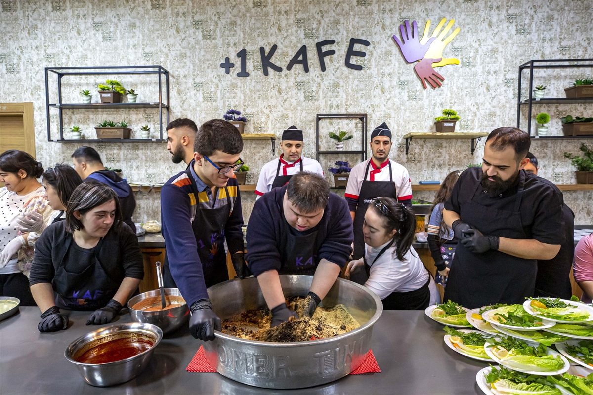 Diyarbakır\'da özel çocuklar çiğ köfte yoğurup, kadayıf pişirdi