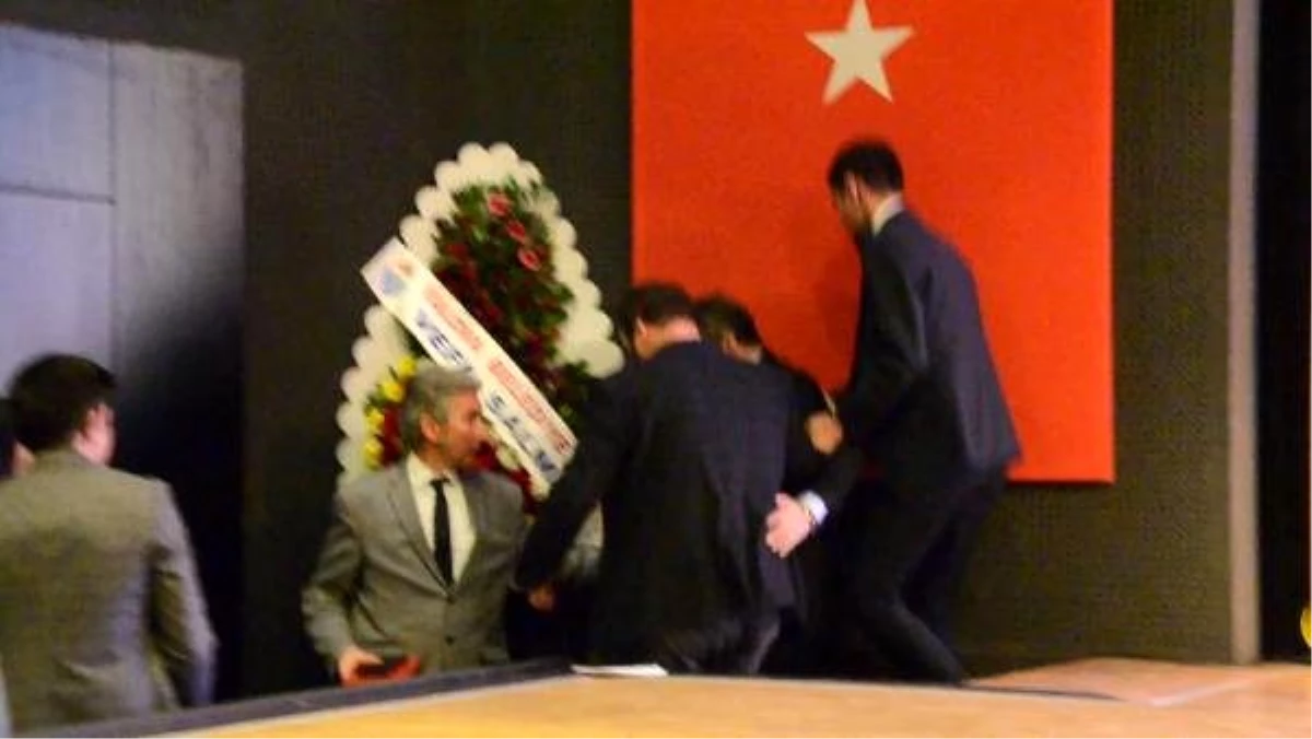 Göç İdaresi İletişim Dairesi Başkanı Dr. Kadıoğlu, kürsüde kalp krizi geçirdi