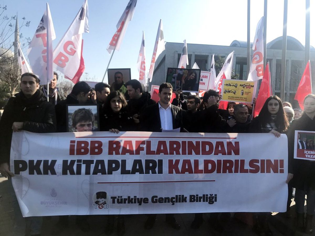 İBB\'nin Selahattin Demirtaş\'ın kitabını satması protesto edildi