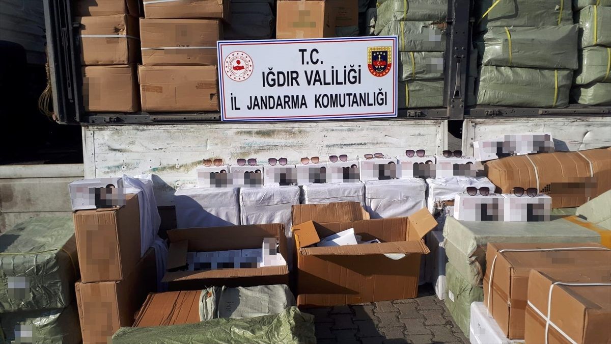 Iğdır\'da 183 bin 300 gümrük kaçağı gözlük ele geçirildi
