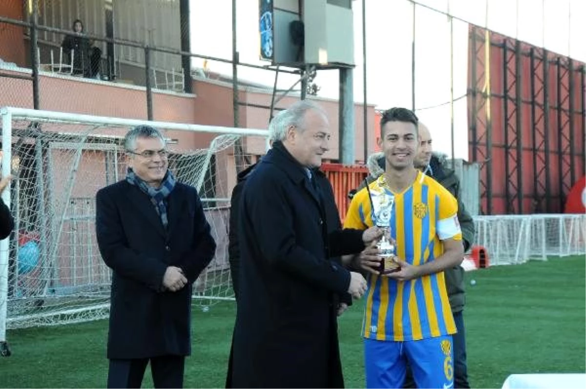 İlhan Cavcav anısına düzenlenen "İlhan Ağabey Futbol Turnuvası" sona erdi