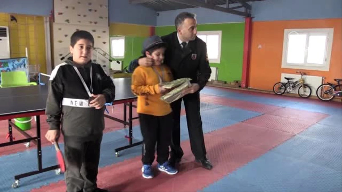 Jandarma ekibi, ödül kazanan otizmli sporcuları ziyaret etti