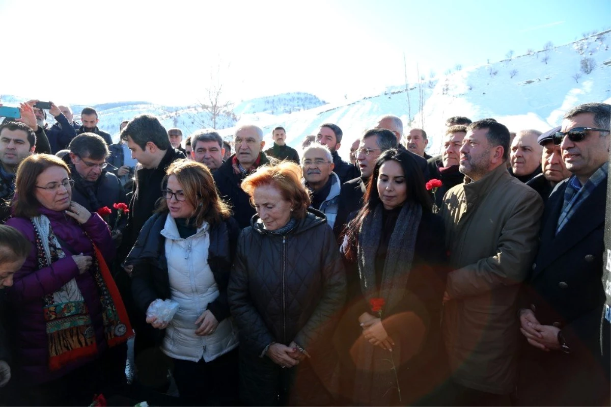 Kamer Genç, mezarı başında anıldı