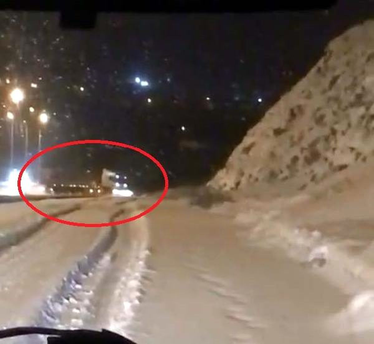 Karla kaplı yolda TIR\'ın savrulma anı görüntülendi