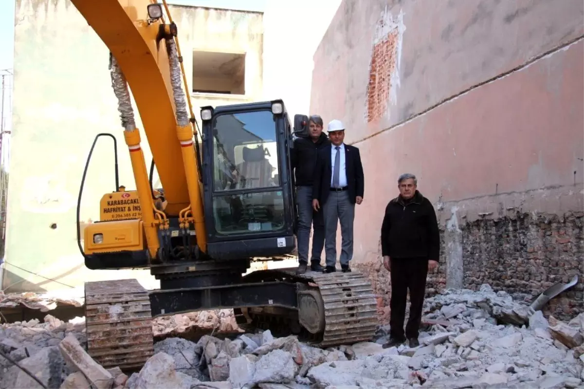 Koçarlı Belediyesi eski hizmet binasının yıkımına başlandı