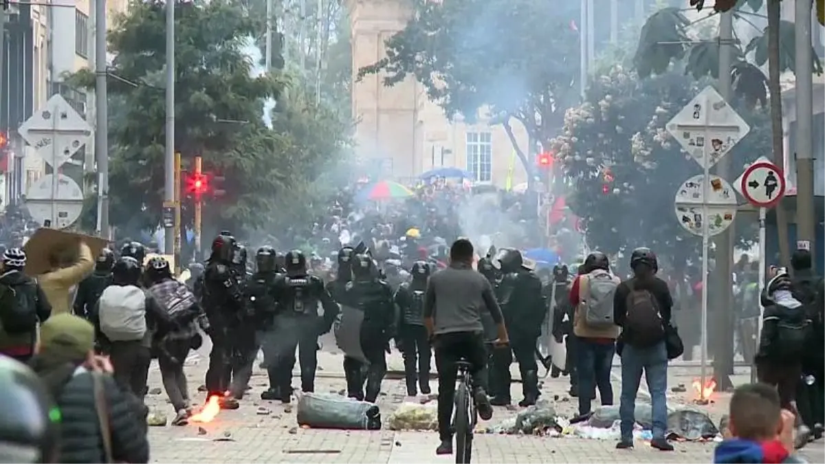 Kolombiya\'da hükümet karşıtı göstericilerle polis çatıştı