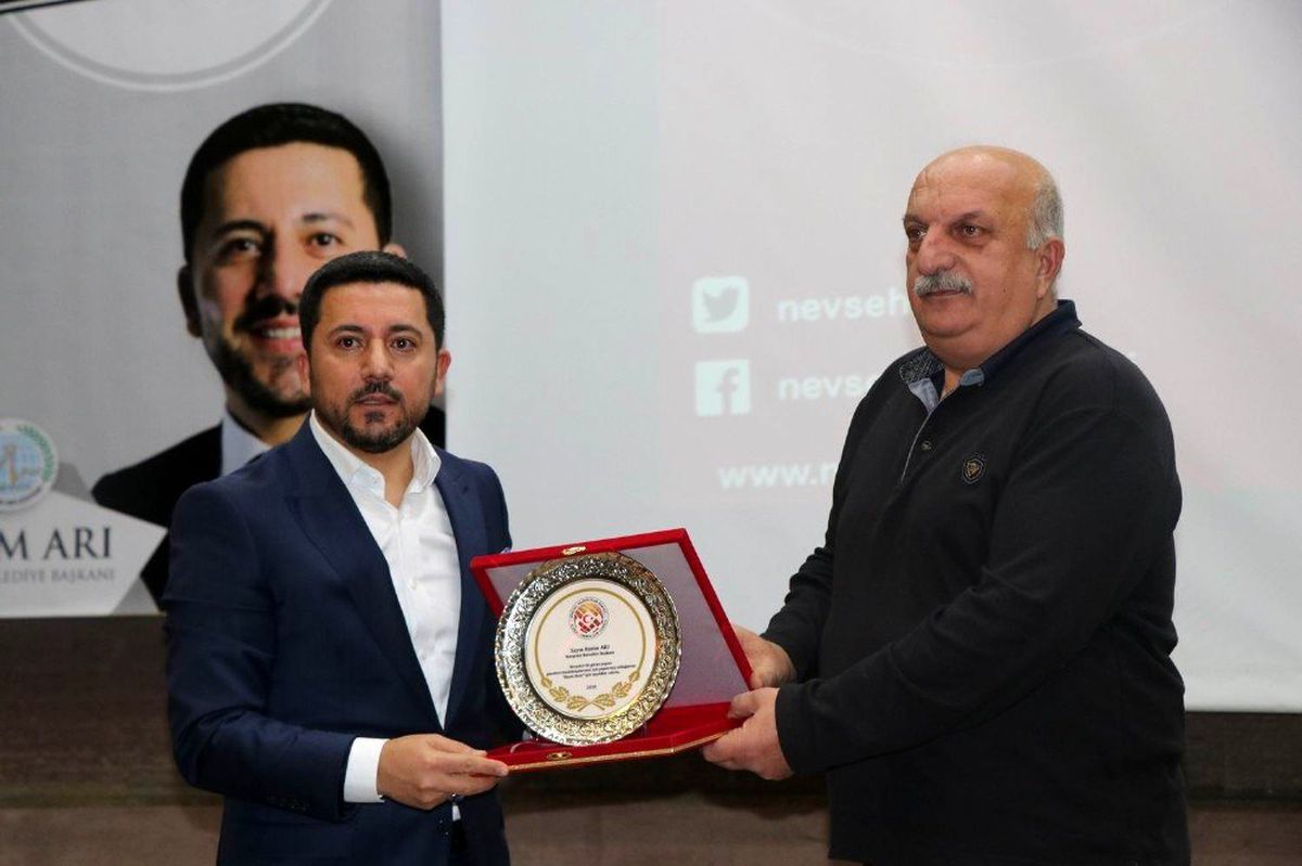 Küresel Gazeteciler Konseyi\'nden Başkan Arı\'ya teşekkür plaketi