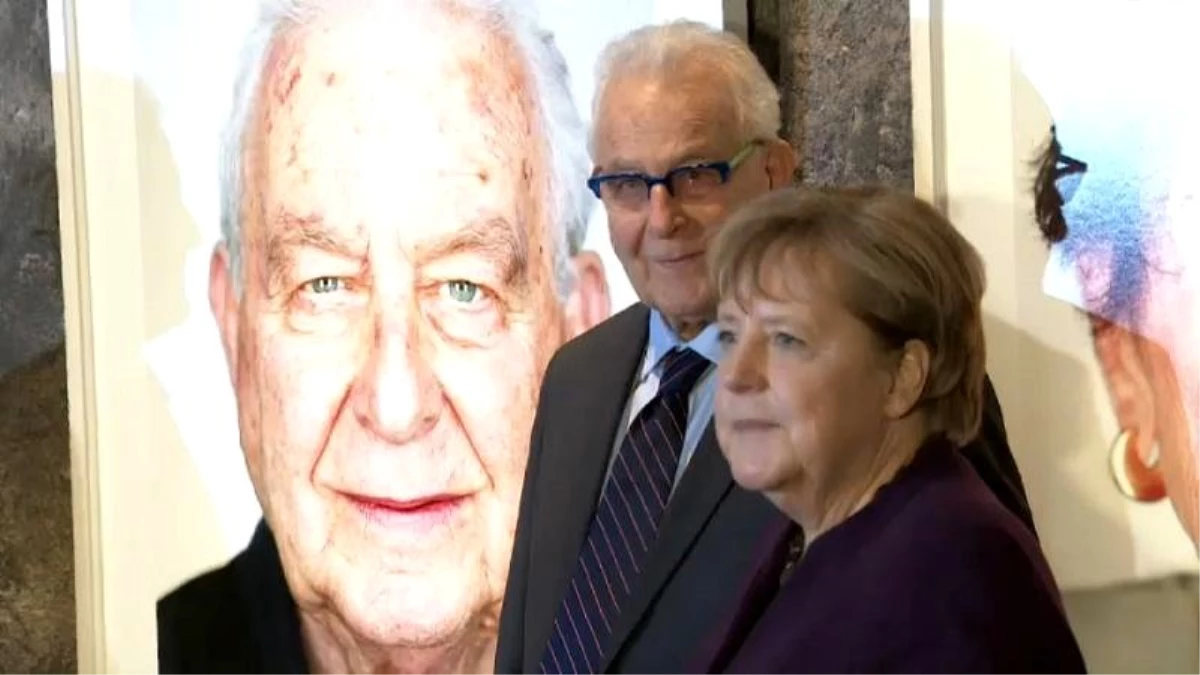 Merkel Holokost\'tan kurtulanların fotoğraflarının yer aldığı sergiyi açtı