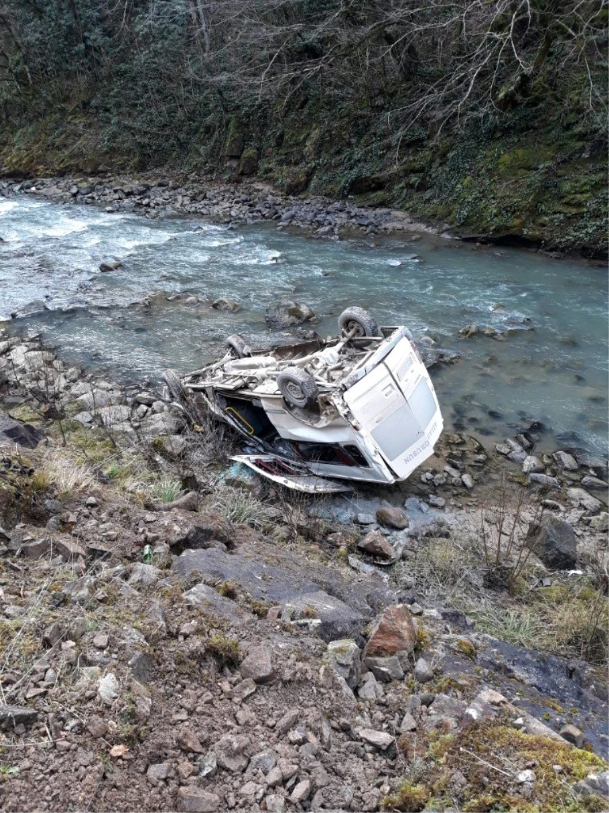 Minibüs dereye yatağına devrildi: 1 yaralı