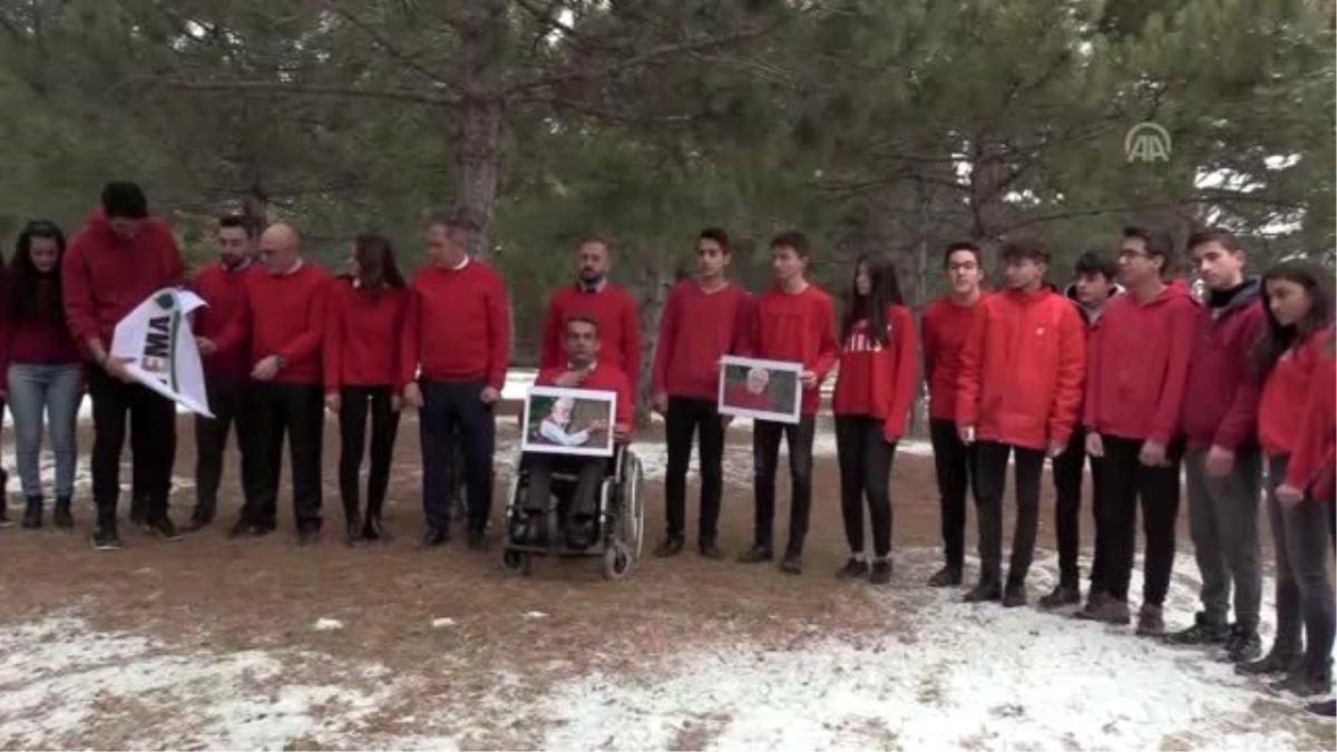 Öğrenciler "Toprak Dede" anısına kırmızı kazak giyip ağaçlara sarıldı