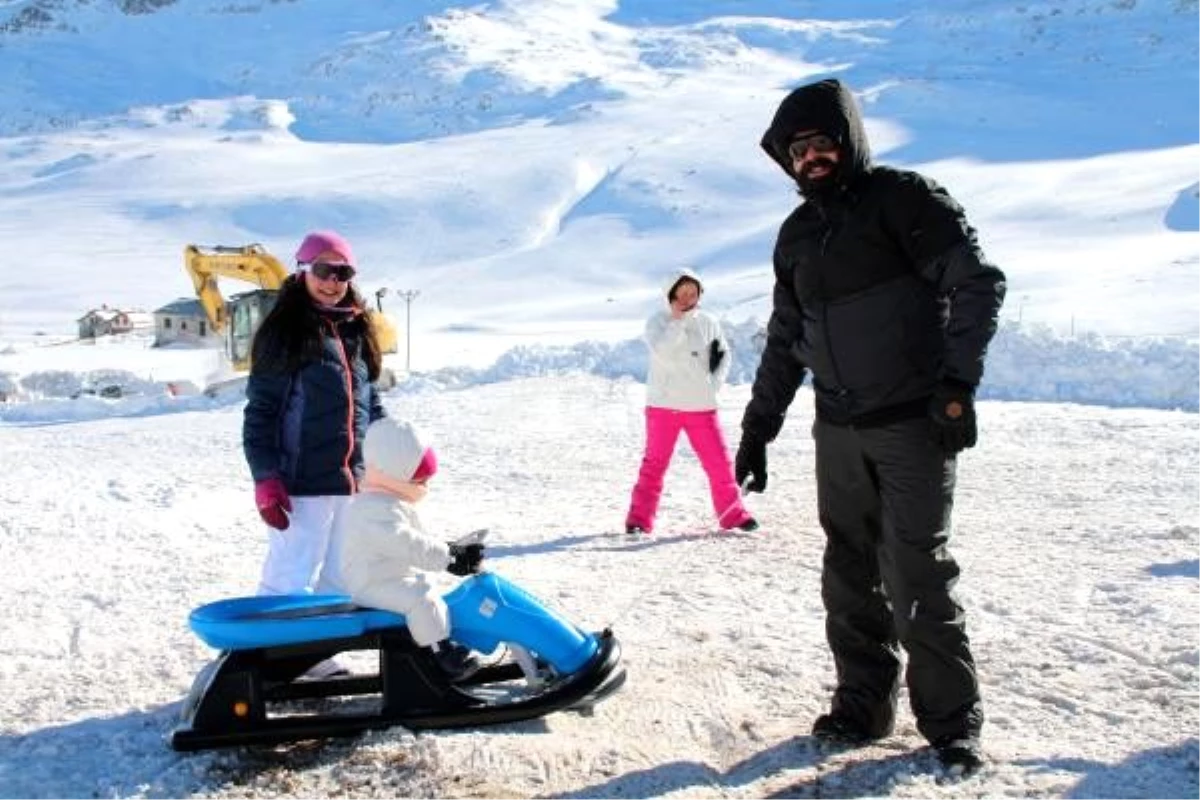 Ovit Dağı\'nda kayak ve kar motoru turu