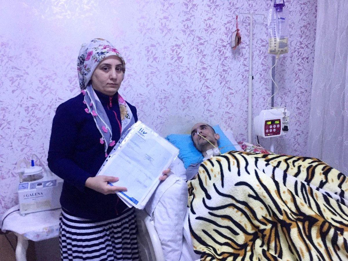 (Özel) Yatağa mahkum olan eşine bebek gibi bakıyor