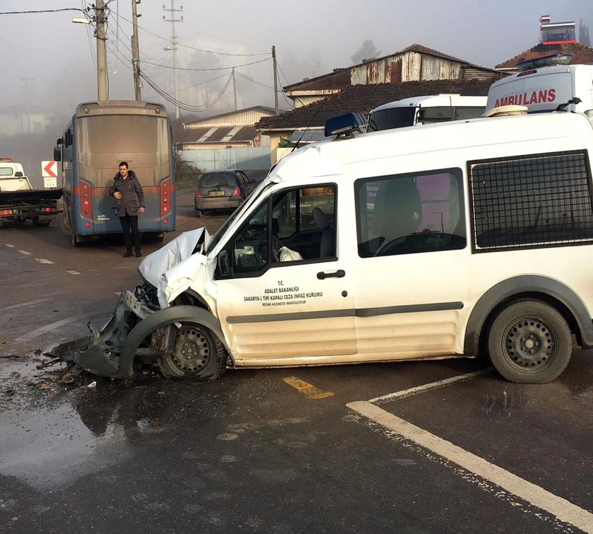 Sakarya\'da mahkumları taşıyan cezaevi aracı kaza yaptı: 6 yaralı