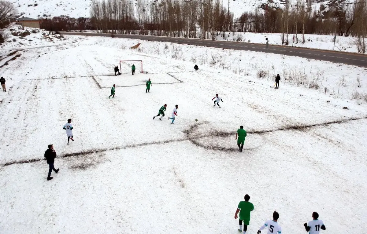 Şehidin anısına kar üzerinde futbol turnuvası