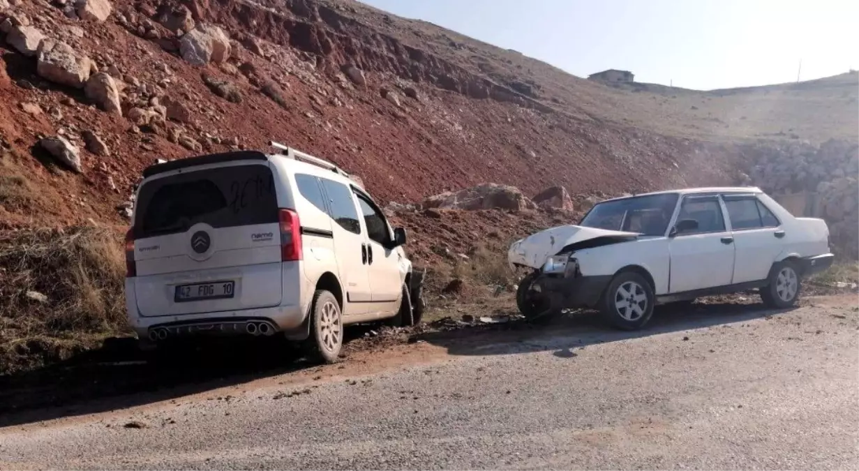 Siirt\'te iki araç kafa kafaya çarpıştı: 5 yaralı