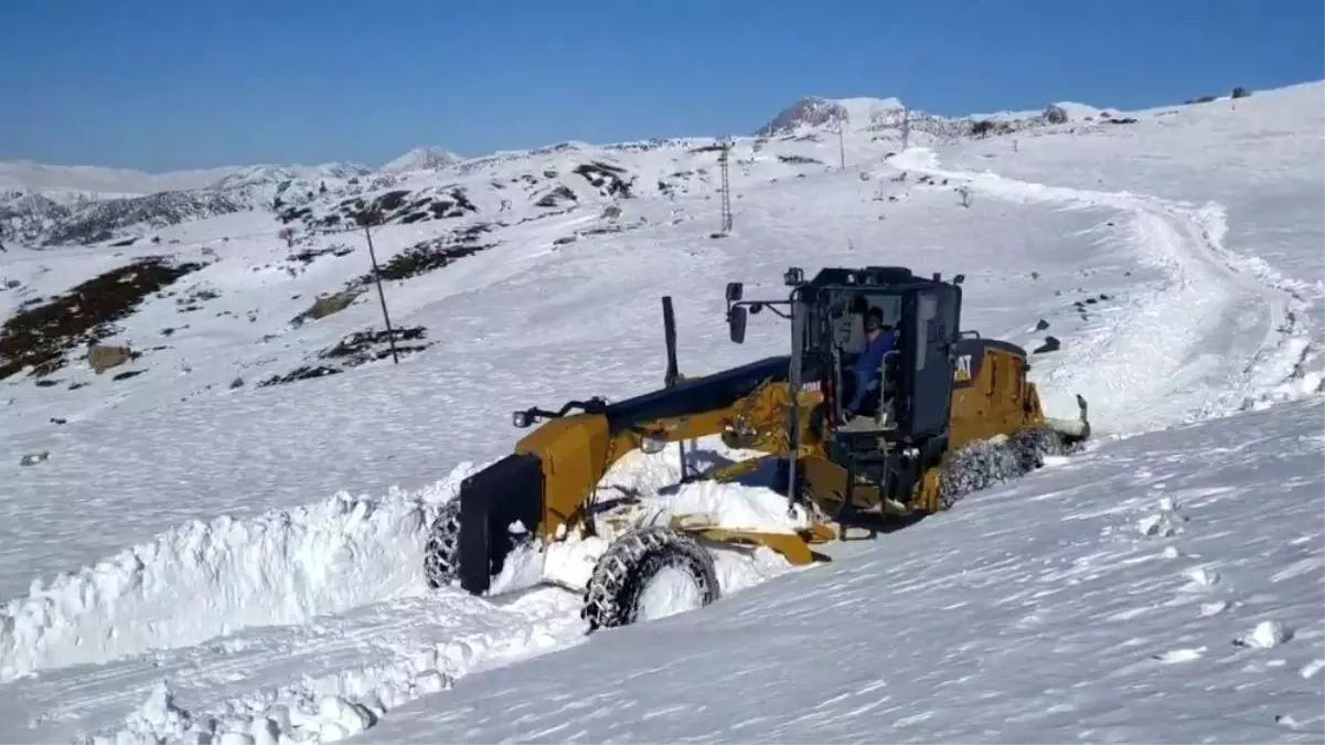 Siirt\'te kardan kapanan grup köy yolları ulaşıma açıldı