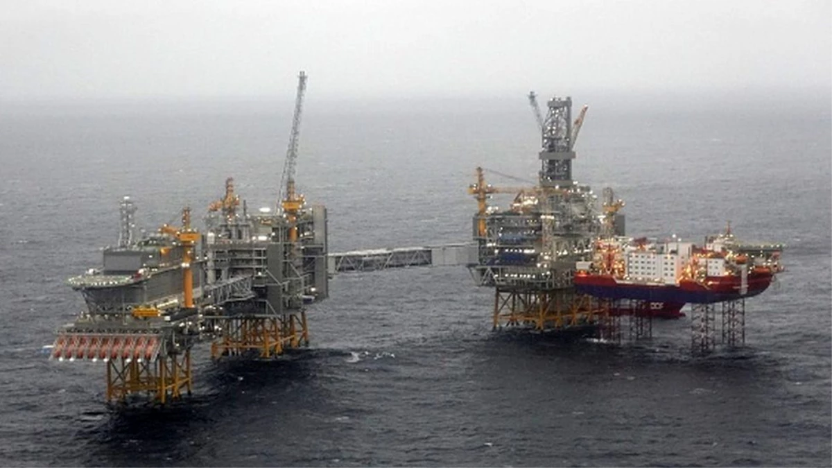 Нефтяные платформы Норвегии. Нефть обои. Нефтяные вышки Маракайбо.